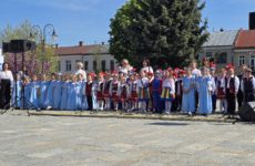 Więcej o: „MAJÓWKĘ CZAS ZACZĄĆ” – WYSTĘP PRZEDSZKOLAKÓW NA RYNKU MIEJSKIM W LUBACZOWIE