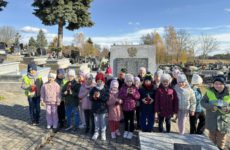 Więcej o: LEKCJA PAMIĘCI I SZACUNKU! – PRZEDSZKOLAKI PAMIETAJĄ O TYCH, KTÓRZY ODESZLI