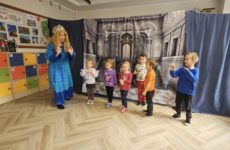 Więcej o: SPEKTAKL „ŚWIĄTECZNA GORĄCZKA OLAFA” W WYKONANIU AKTORÓW STUDIA TEATRALNEGO KRAK-ART Z KRAKOWA