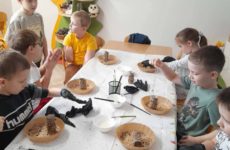 Więcej o: „MAŁY PRZYRODNIK – PRZEDSZKOLNY OGRODNIK” – REALIZACJA INNOWACJI PEDAGOGICZNEJ W GRUPIE V „CHOCHLIKI”